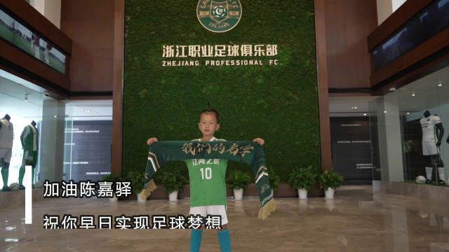 今晚能复出吗？季孟年晒周琦训练照：膝盖未佩戴护具今晚19:35，广东主场迎战广厦，届时将举行易建联球衣退役仪式。